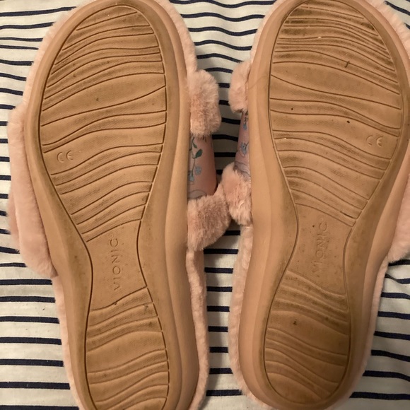 Vionic Indoor Slippers. Size 7.5 - Picture 5 of 6